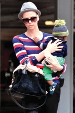 Charlize ha tenido cuidado de lucir un sombrero en todo momento para ocultar su nuevo "look". En la foto junto a su hijo Jackson